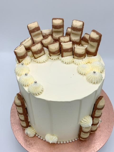 myBaker Online Shop NEW! White Kinder Bueno Chocolate Drip Cake