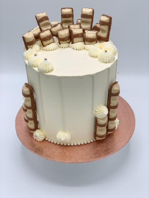 Kinder Buttercream Cake Cake - GiftBag.ae - Online Gift Delivery in Dubai