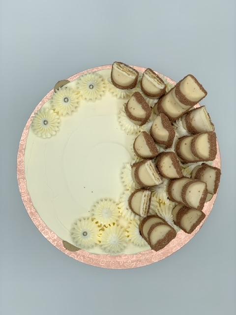 myBaker Online Shop NEW! White Kinder Bueno Chocolate Drip Cake